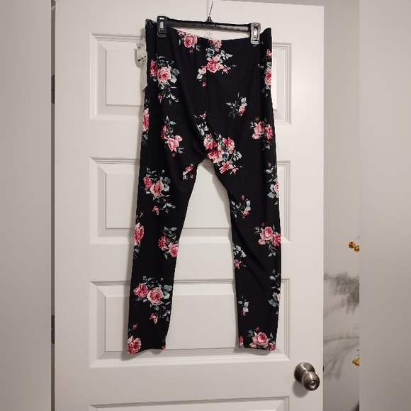🟢3/$11 Eye Candy 3X Floral Leggings - Picture 5 of 5